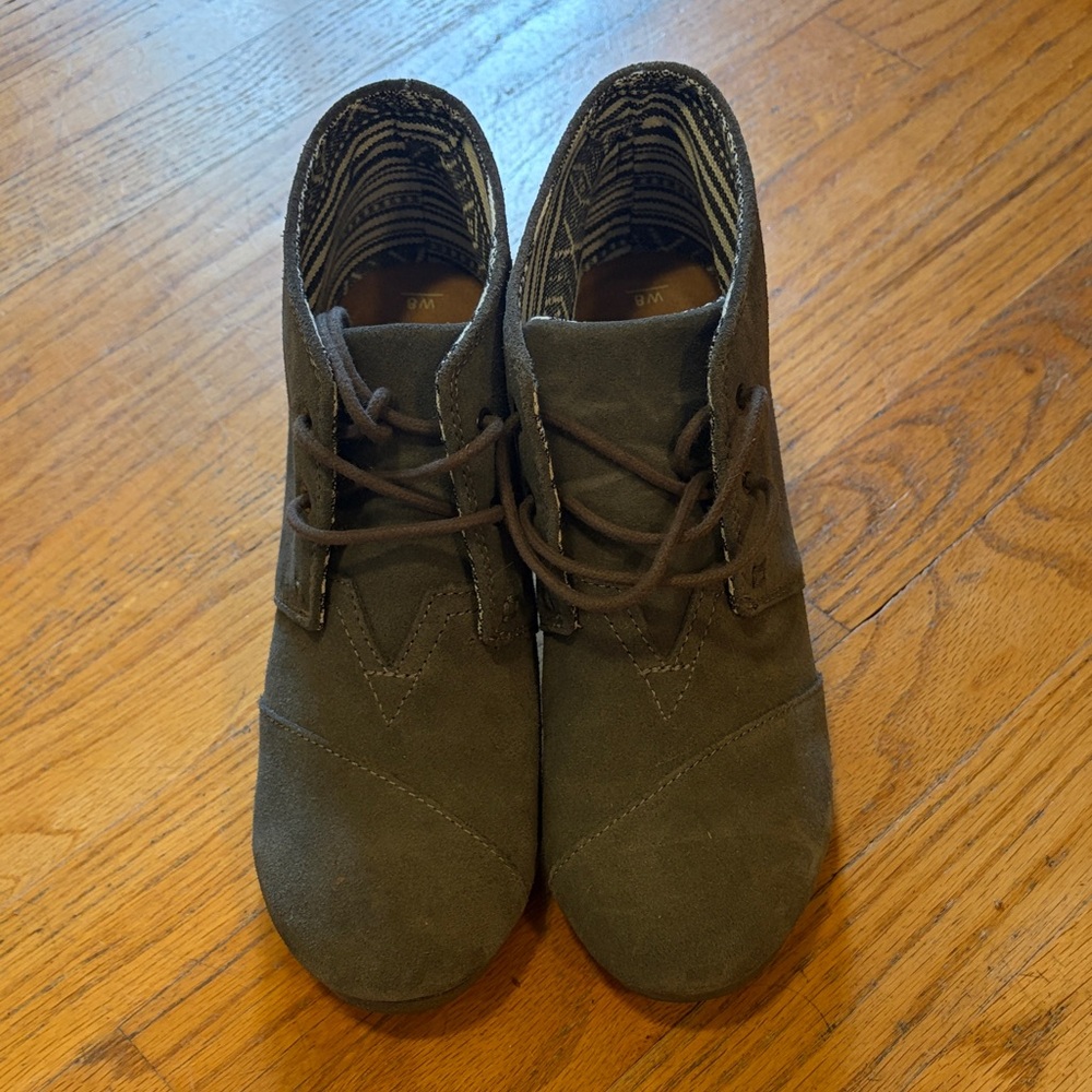 Never Worn Toms Grey Suede Lace-Up Wedge Booties - Picture 2 of 6